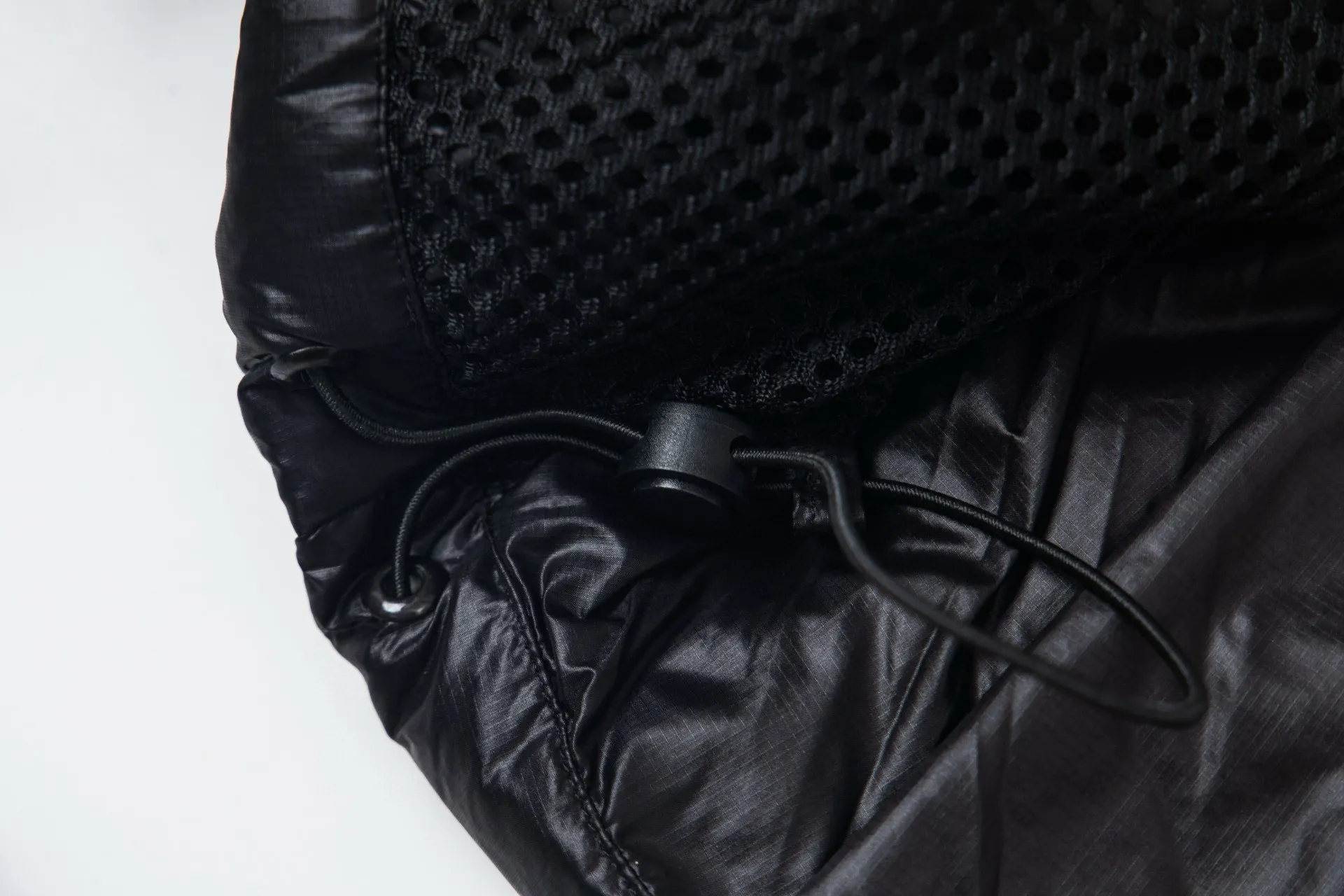 P790 model number: G122 Canada Goose's new Crofton series of lightweight couple's hooded down jacket 1️⃣The fabric is made of recycled Feather-Light tear-resistant fabric, which is ultra-light and has no sense of weight on the upper body. The unique black label highlights the temperament. The interior is filled with white duck down, making the upper body very light and comfortable! 2️⃣It is very youthful and energetic, and can be easily worn by both men and women. It is very in line with the fashion aesthetic concepts of today's young people! 3️⃣ Full set of customized accessories, complete with three standards, same style for men and women, a must-have for couples Color: Picture color Size: S, M, L, XL